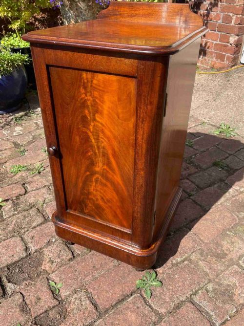 Good Victorian mahogany bedside cabinet