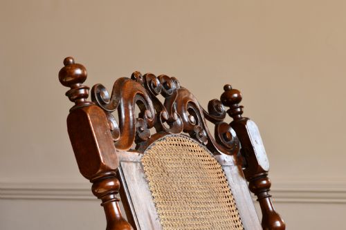 AN EXCEPTIONALLY RARE LATE 17TH CENTURY WALNUT DAYBED - ADDITIONAL PHOTO 4