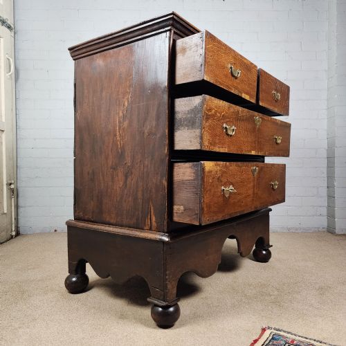 OAK CHEST OF DRAWERS EARLY 18TH CENTURY - ADDITIONAL PHOTO 9