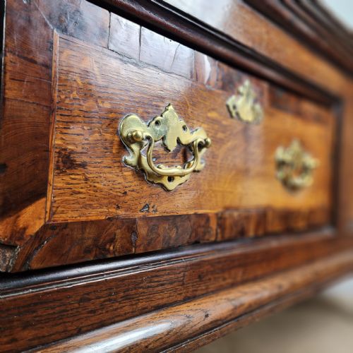 OAK AND WALNUT DRESSER BASE WITH DEEP DRAWERS BRASS FITTINGS 18TH CENTURY - ADDITIONAL PHOTO 2
