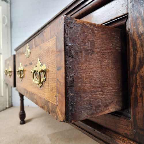 OAK AND WALNUT DRESSER BASE WITH DEEP DRAWERS BRASS FITTINGS 18TH CENTURY - ADDITIONAL PHOTO 4