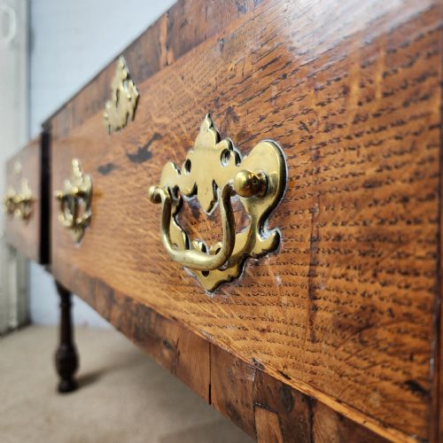 OAK AND WALNUT DRESSER BASE WITH DEEP DRAWERS BRASS FITTINGS 18TH CENTURY - ADDITIONAL PHOTO 6