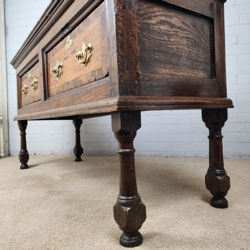OAK AND WALNUT DRESSER BASE WITH DEEP DRAWERS BRASS FITTINGS 18TH CENTURY - ADDITIONAL PHOTO 9