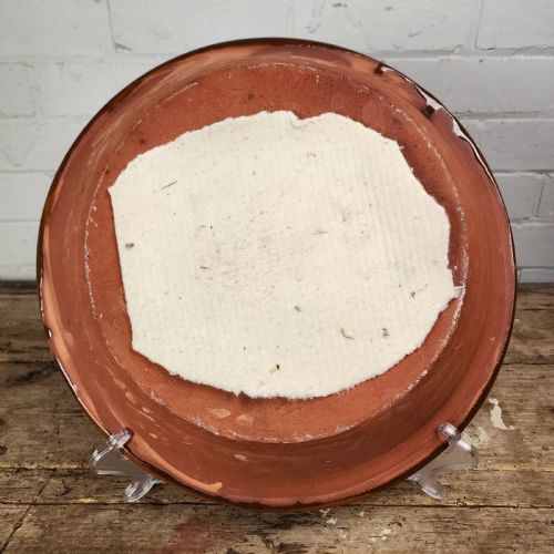 LARGE SLIPWARE DISH BY JOHN HUDSON LATE 20TH C BASED ON 17TH C FRAGMENT - ADDITIONAL PHOTO 5