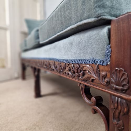 EARLY 20TH C MAHOGANY CHINESE CHIPPENDALE STYLE CAMELBACK SOFA - ADDITIONAL PHOTO 4