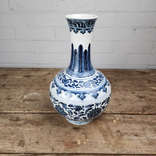 A BLUE AND WHITE BOTTLE VASE WITH QUIANLONG SEAL MARK IN UNDERGLAZE BLUE - ADDITIONAL PHOTO 3