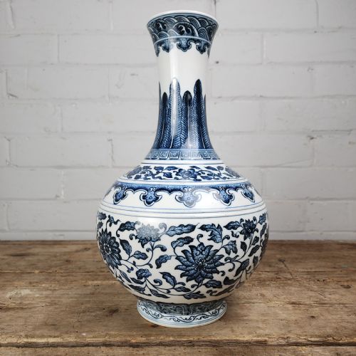 A BLUE AND WHITE BOTTLE VASE WITH QUIANLONG SEAL MARK IN UNDERGLAZE BLUE - ADDITIONAL PHOTO 4