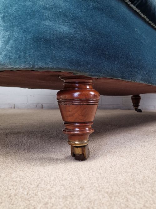 A VICTORIAN MAHOGANY GILLOWS CHAISE LONGUE IN TURQUOISE BUTTON BACK FABRIC - ADDITIONAL PHOTO 2
