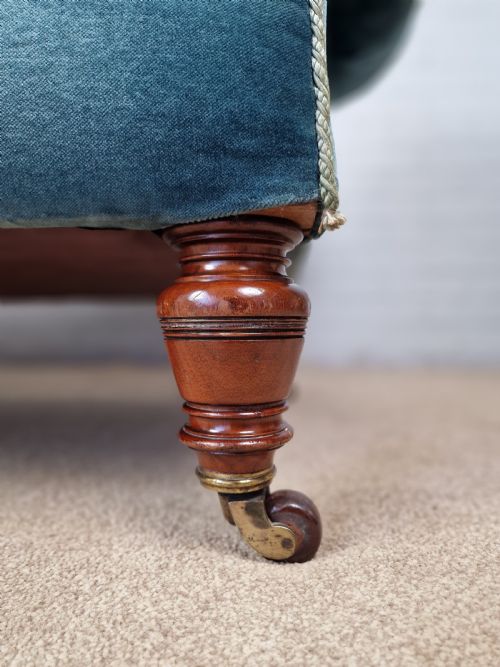 A VICTORIAN MAHOGANY GILLOWS CHAISE LONGUE IN TURQUOISE BUTTON BACK FABRIC - ADDITIONAL PHOTO 4