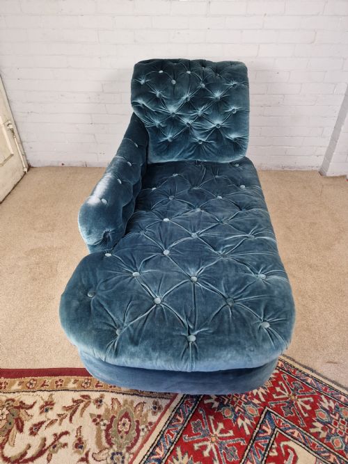 A VICTORIAN MAHOGANY GILLOWS CHAISE LONGUE IN TURQUOISE BUTTON BACK FABRIC - ADDITIONAL PHOTO 8