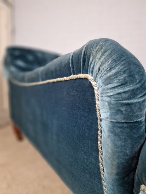 A VICTORIAN MAHOGANY GILLOWS CHAISE LONGUE IN TURQUOISE BUTTON BACK FABRIC - ADDITIONAL PHOTO 11