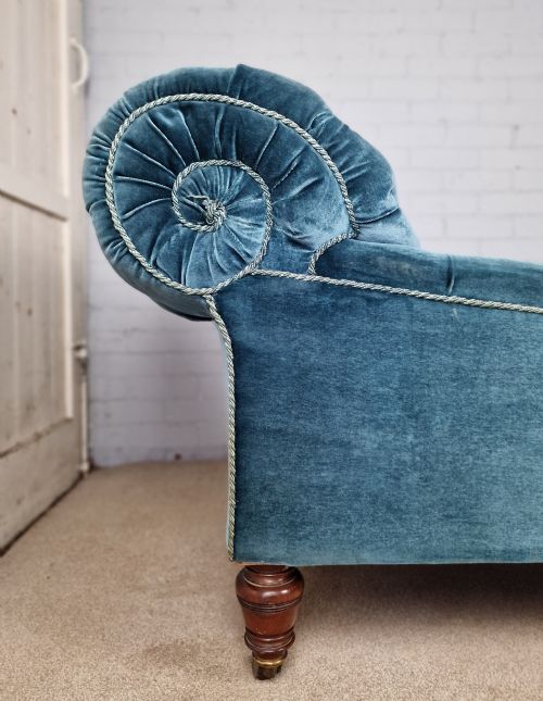 A VICTORIAN MAHOGANY GILLOWS CHAISE LONGUE IN TURQUOISE BUTTON BACK FABRIC - ADDITIONAL PHOTO 12