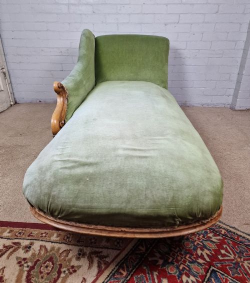 A VICTORIAN MAHOGANY CHAISE LONGUE WITH CERAMIC CASTORS - ADDITIONAL PHOTO 1
