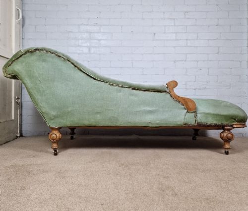 A VICTORIAN MAHOGANY CHAISE LONGUE WITH CERAMIC CASTORS - ADDITIONAL PHOTO 5