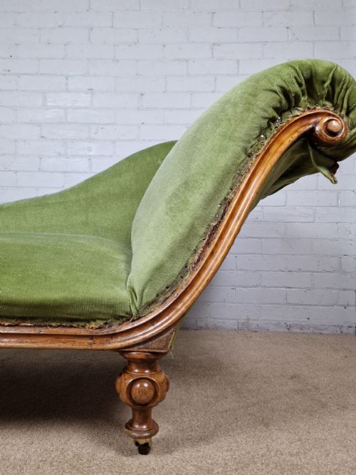A VICTORIAN MAHOGANY CHAISE LONGUE WITH CERAMIC CASTORS - ADDITIONAL PHOTO 7