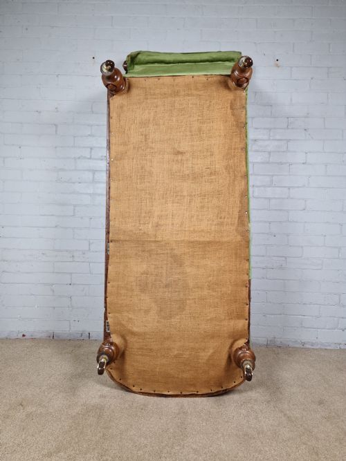 A VICTORIAN MAHOGANY CHAISE LONGUE WITH CERAMIC CASTORS - ADDITIONAL PHOTO 9