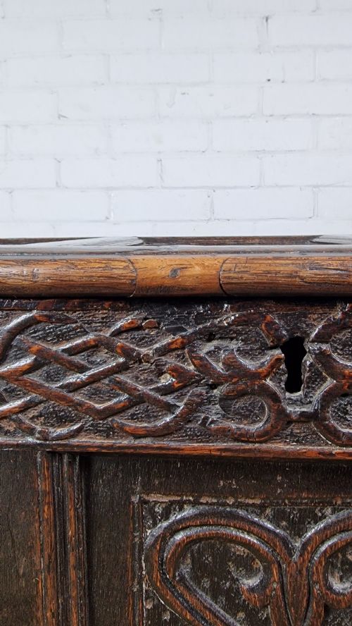 ANTIQUE OAK CHEST LATE 17TH CENTURY WITH CARVED DECORATION - ADDITIONAL PHOTO 1
