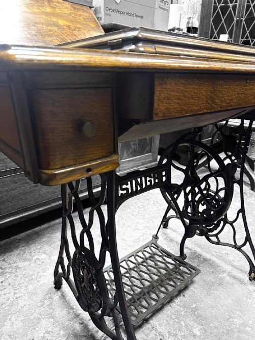 VINTAGE SINGER 15K80 SEWING MACHINE HAND CRANK CIRCA 1930S - ADDITIONAL PHOTO 1