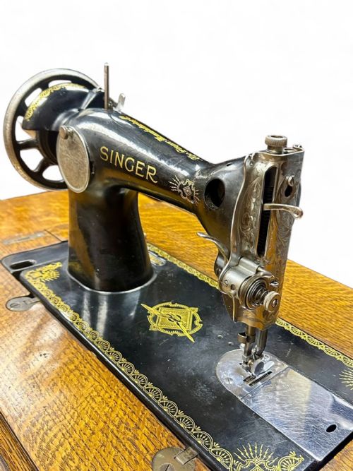 VINTAGE SINGER 15K80 SEWING MACHINE HAND CRANK CIRCA 1930S - ADDITIONAL PHOTO 7
