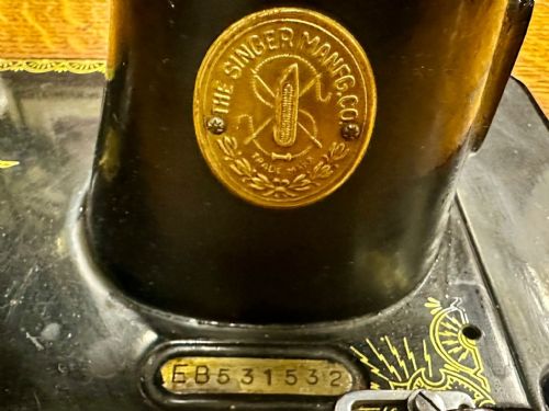 VINTAGE SINGER 15K80 SEWING MACHINE HAND CRANK CIRCA 1930S - ADDITIONAL PHOTO 8