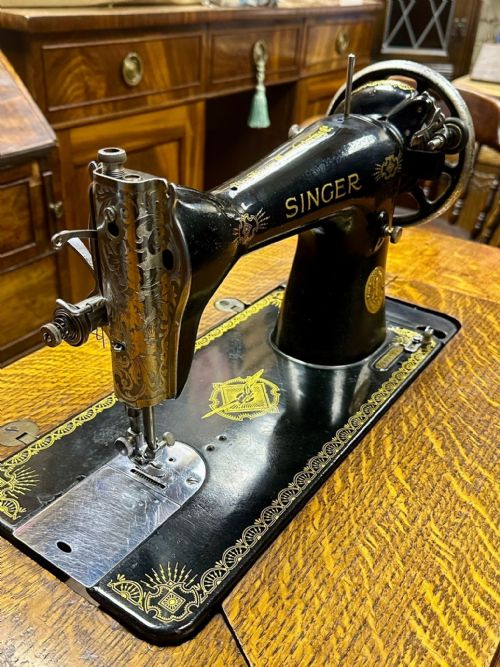 VINTAGE SINGER 15K80 SEWING MACHINE HAND CRANK CIRCA 1930S - ADDITIONAL PHOTO 9