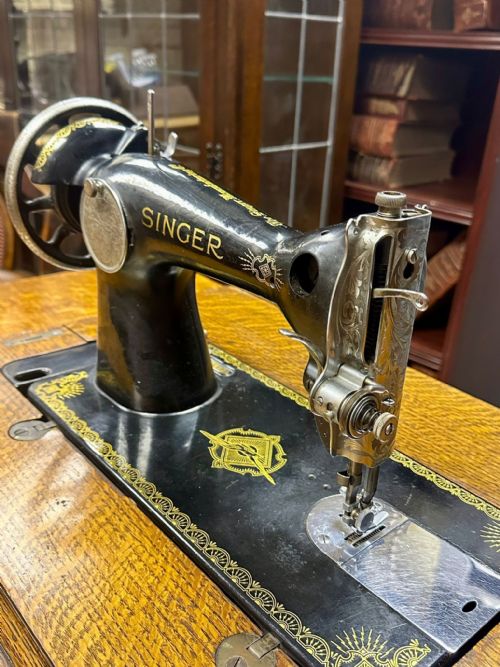 VINTAGE SINGER 15K80 SEWING MACHINE HAND CRANK CIRCA 1930S - ADDITIONAL PHOTO 10