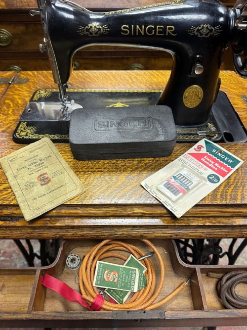 VINTAGE SINGER 15K80 SEWING MACHINE HAND CRANK CIRCA 1930S - ADDITIONAL PHOTO 11