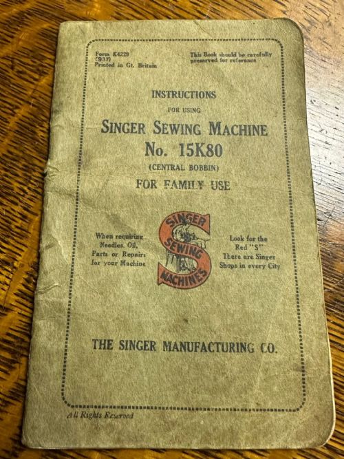 VINTAGE SINGER 15K80 SEWING MACHINE HAND CRANK CIRCA 1930S - ADDITIONAL PHOTO 12
