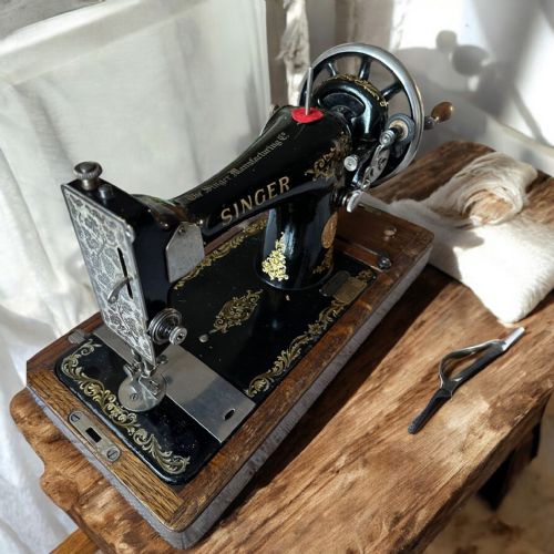 ANTIQUE SINGER SEWING MACHINE MODEL 99 MADE IN ENGLAND 1921 - ADDITIONAL PHOTO 2