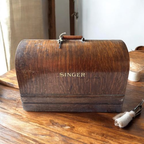 ANTIQUE SINGER SEWING MACHINE MODEL 99 MADE IN ENGLAND 1921 - ADDITIONAL PHOTO 3