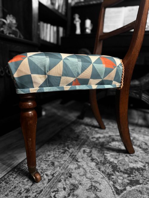 ANTIQUE VICTORIAN BEDROOM CHAIR TURNED FRONT LEGS WITH CASTORS NEW GEOMETRIC UPHOLSTERY C1860 - ADDITIONAL PHOTO 3