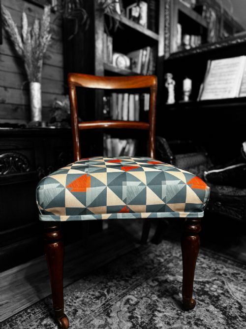 ANTIQUE VICTORIAN BEDROOM CHAIR TURNED FRONT LEGS WITH CASTORS NEW GEOMETRIC UPHOLSTERY C1860 - ADDITIONAL PHOTO 4