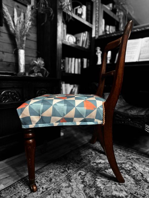 ANTIQUE VICTORIAN BEDROOM CHAIR TURNED FRONT LEGS WITH CASTORS NEW GEOMETRIC UPHOLSTERY C1860 - ADDITIONAL PHOTO 5