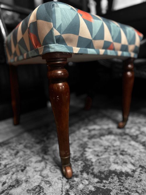 ANTIQUE VICTORIAN BEDROOM CHAIR TURNED FRONT LEGS WITH CASTORS NEW GEOMETRIC UPHOLSTERY C1860 - ADDITIONAL PHOTO 7