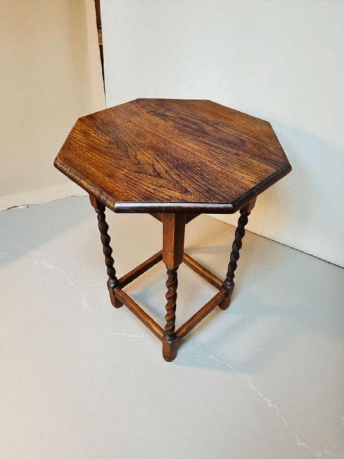 ANTIQUE OCTAGONAL OAK TABLE WITH BARLEY TWIST LEGS 1930S - ADDITIONAL PHOTO 1