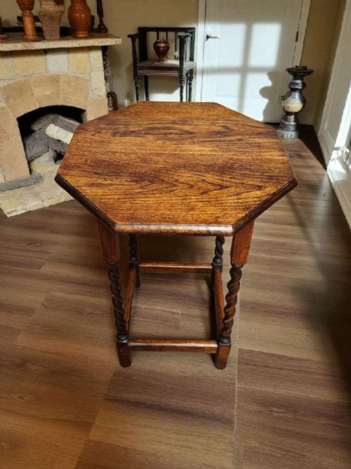 ANTIQUE OCTAGONAL OAK TABLE WITH BARLEY TWIST LEGS 1930S - ADDITIONAL PHOTO 2