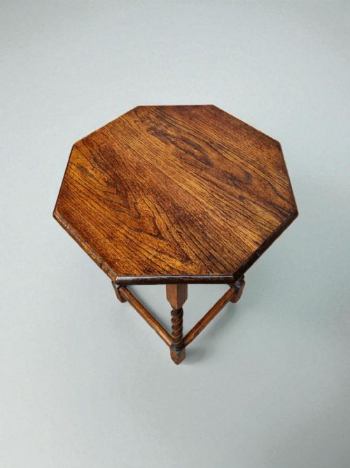 ANTIQUE OCTAGONAL OAK TABLE WITH BARLEY TWIST LEGS 1930S - ADDITIONAL PHOTO 3