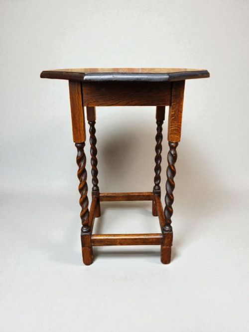 ANTIQUE OCTAGONAL OAK TABLE WITH BARLEY TWIST LEGS 1930S - ADDITIONAL PHOTO 5