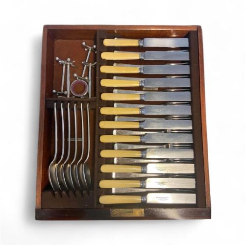 ANTIQUE ELKINGTON CO PLATE CANTEEN WITH 86PIECE CUTLERY SET C1930S CHIPPENDALE STYLE CONSOLE TABLE - ADDITIONAL PHOTO 4