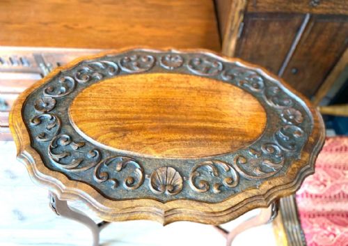 ANTIQUE VICTORIAN OVAL WINDOW TABLE HANDCARVED FOLIATE TOP C1890 - ADDITIONAL PHOTO 1