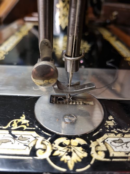 ANTIQUE DECORATIVE SINGER SEWING MACHINE C1920 - ADDITIONAL PHOTO 1