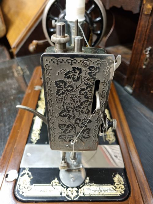 ANTIQUE DECORATIVE SINGER SEWING MACHINE C1920 - ADDITIONAL PHOTO 4