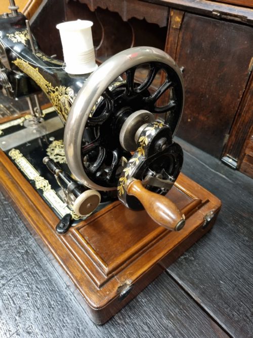 ANTIQUE DECORATIVE SINGER SEWING MACHINE C1920 - ADDITIONAL PHOTO 5