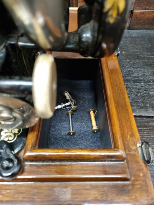 ANTIQUE DECORATIVE SINGER SEWING MACHINE C1920 - ADDITIONAL PHOTO 7