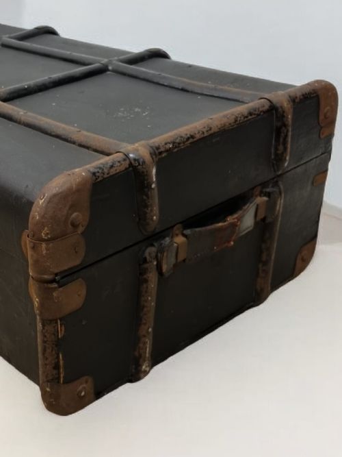 VINTAGE BLACK TRAVEL TRUNK ORIGINAL HARDWARE C1920 - ADDITIONAL PHOTO 11