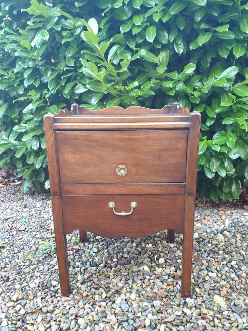 fig 1. ANTIQUE MAHOGANY BEDSIDE NIGHTSTAND/CUPBOARD