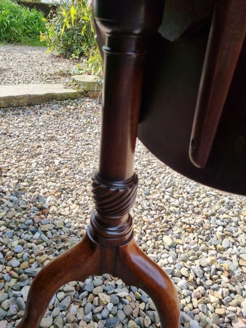 A GEORGIAN MAHOGANY TRIPOD TABLE WITH A ONE PIECE TOP - ADDITIONAL PHOTO 1