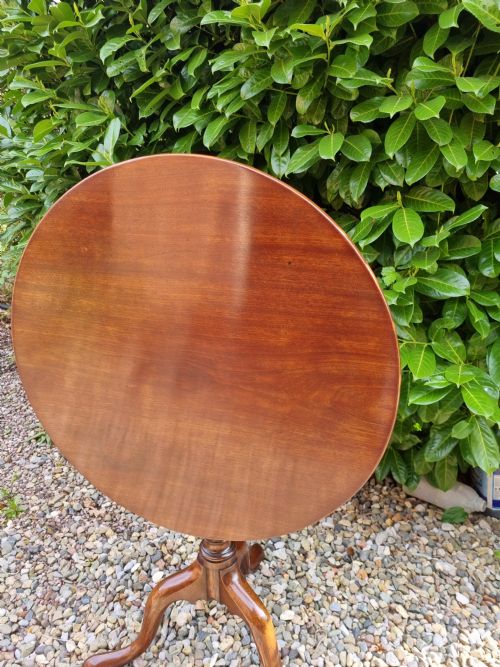 A GEORGIAN MAHOGANY TRIPOD TABLE WITH A ONE PIECE TOP - ADDITIONAL PHOTO 3