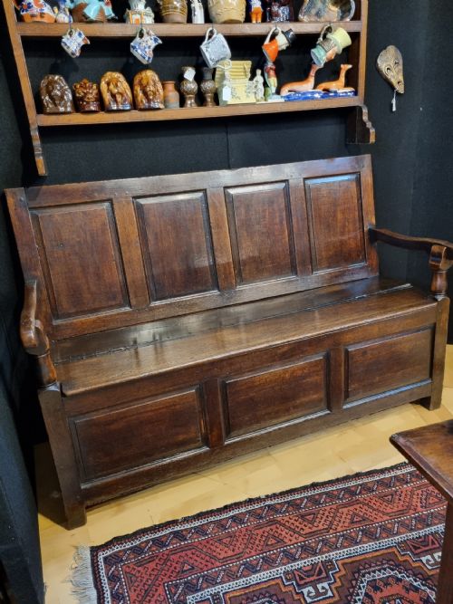 18th Century Box Settle /Seat in Oak with Ample Storage
