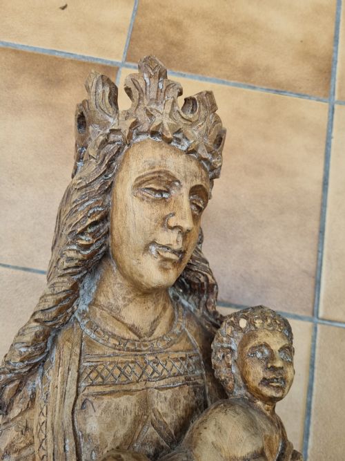 fig 1. 16THC LARGE LIMEWOOD CARVING OF THE VIRGIN MARY AND CHILD.